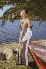 Vestido largo negro de punto con breteles finos y detalle calado en el ruedo.