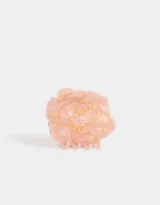 Broche para el pelo color rosa claro con forma de flor y detalles dorados.