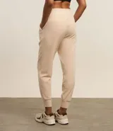 Pantalón deportivo verde oliva confeccionado en microfibra con cintura elástica.
