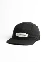 Gorro negro con visera, estilo deportivo, con parche ovalado blanco con texto "Classic Vintage Since 1956".