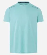Remera deportiva gris con cuello redondo, mangas cortas, estampa heat print y detalle en los hombros. Confeccionada en tejido de malla con tecnología Dry.