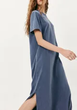 Vestido largo azul con corte recto, cuello redondo y mangas cortas. Presenta aberturas laterales en el ruedo.