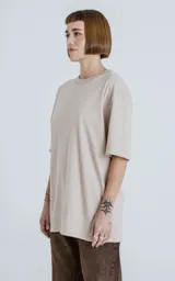 Remerón color beige de corte extra oversize con hombros caídos, cuello redondo y doble costura al tono.