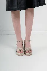 Sandalias color camel de cuero texturizado con plataforma y taco ancho. Diseño con tiras cruzadas en el empeine y pulsera al tobillo con hebilla.