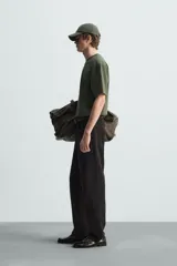 Camiseta verde militar de corte recto, cuello redondo y manga corta.