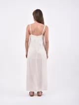 Vestido largo color coral con breteles finos y tajo lateral.