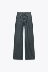 Pantalón de jean de tiro alto color gris oscuro, corte recto, con bolsillos delanteros y traseros. Cierre frontal con cremallera y botón.