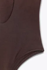 Body color crema de poliamida, con escote asimétrico y tirante ancho. Cierre inferior con botones a presión.