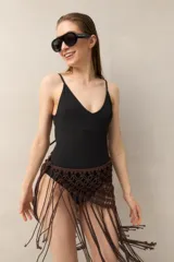 Malla enteriza celeste con textura, breteles finos y escote en V.