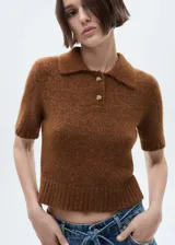 Jersey marrón de punto con cuello polo, manga corta y cierre de botones.