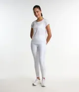 Remera deportiva blanca de microfibra leve con cuello redondo, mangas cortas y bajo redondeado.