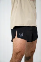 Short deportivo negro con estampado abstracto en tonos grises, con abertura lateral y logo estampado en blanco. Incluye suspensor interno de lycra de microfibra.