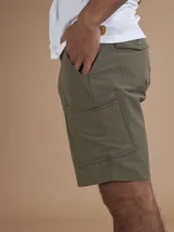 Bermuda técnica color negro, confeccionada en 94% nylon y 6% spandex.