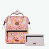 Mochila Cabaia Adventurer Pirae con estampado de hojas y flores en tonos rosa, naranja y amarillo sobre fondo blanco. Tiene sistema MOLLE, compartimento acolchado para tablet o PC, correa para sujetar a la maleta y tirantes acolchados antitranspirantes.