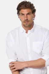 Camisa azul marino de manga larga con bolsillo en el pecho, confeccionada en algodón.
