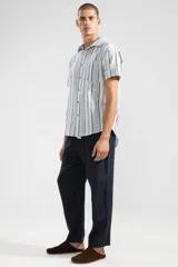 Pantalón azul marino confeccionado en lino 100% premium de alto gramaje. De corte recto y fit relajado, con cintura elástica y cordón de algodón.