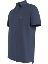 Chomba azul de piqué de algodón elástico, corte regular, cuello clásico y tapeta de dos botones. Logo de Tommy Hilfiger bordado en el pecho.