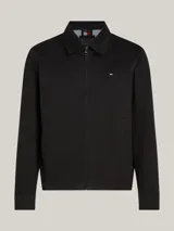 Campera negra Tommy Hilfiger de corte regular, confeccionada en puro algodón, con cuello inglés, cierre de cremallera, dos bolsillos diagonales en la cintura, un bolsillo interior abierto, puños con botón, forro completo y logo de Tommy Hilfiger bordado en el pecho.