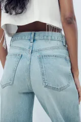 Pantalón de jean azul de corte wide leg, tiro alto y largo hasta el tobillo.
