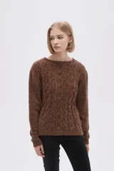 Sweater marrón de punto con textura trenzada, cuello redondo y mangas largas.