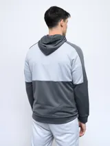 Campera Umbro con capucha, de french terry con cortes y cambio de color en azul y negro. Cierre frontal completo y logo estampado en el pecho.