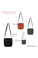 Bandolera negra con correa larga regulable, bolsillo frontal con cierre y logo 'TRENDY' vertical en el frente.