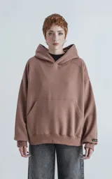 Hoodie marrón confeccionado en frisa gamuzada 100% algodón, de calce oversize crop. Tiene bolsillo canguro y capucha forrada.