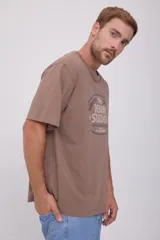 Camiseta marrón de manga corta y cuello redondo con estampado frontal con texto en color azul.