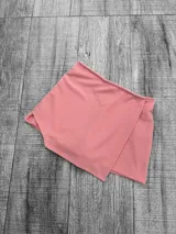 Short pollera color rosado, con diseño envolvente y ajuste cómodo.