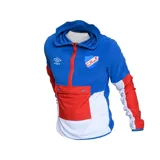 Canguro deportivo Umbro del Club Nacional de Football, con capucha, cierre parcial con cremallera, bolsillo tipo canguro con solapa y puños con orificio para el pulgar. Diseño en bloques de color azul, blanco y rojo.