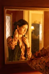 Chaleco de terciopelo azul con corte sastrero y botones al tono.