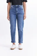 Jean mom de tiro medio color gris oscuro, confeccionado en 100% algodón.