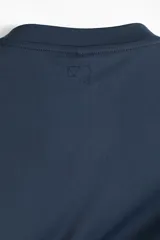 Musculosa deportiva azul marino de tejido funcional DryMove™ con cuello redondo ribeteado acanalado y espalda algo más larga.