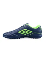 Championes de fútbol Umbro Classico III TF, color azul marino con detalles en verde flúor.