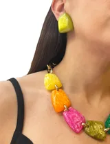 Aros cortos de resina color marrón claro con acabado brillante.