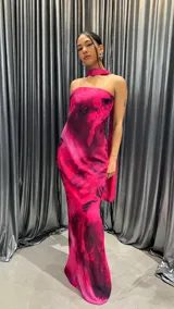 Vestido largo strapless con estampado abstracto en tonos fucsia y negro.