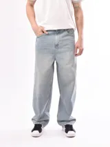 Pantalón jean celeste de corte amplio.