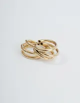 Aros dorados tipo argolla con triple aro.