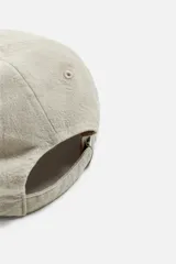 Gorra verde militar de algodón con visera y ajuste trasero.