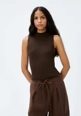 Musculosa marrón de tela acanalada con cuello alto y sin mangas.