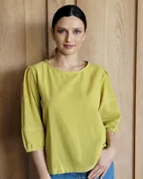 Blusa color rosa con mangas 3/4 y cuello redondo.