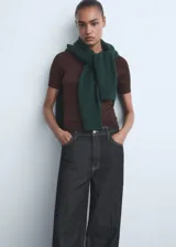 Jeans de tiro alto color gris oscuro, con cierre de botón y cremallera, trabillas, diseño wide leg y cinco bolsillos.