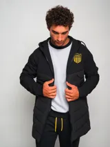 Parka negra con capucha, cierre frontal con cremallera, mangas largas y logo del Club Atlético Peñarol estampado en el pecho.
