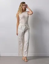 Pantalón palazzo color crudo, marca Nanette, con pretina elastizada, lazo de ajuste y bolsillos delanteros.