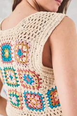 Top de crochet con diseño de grannys y colorido en la parte frontal, elaborado en algodón peinado.