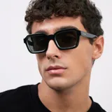 Lentes de sol cuadrados con armazón verde oliva y lentes polarizadas verde oscuro.