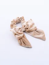 Colero beige de terciopelo con moña grande.