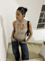 Musculosa beige de lycra y scuba, con escote abierto y cuello con cordones para atar.