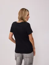 Remera blanca de algodón, corte clásico.