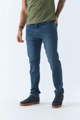 Jean de hombre de corte regular, color azul denim.